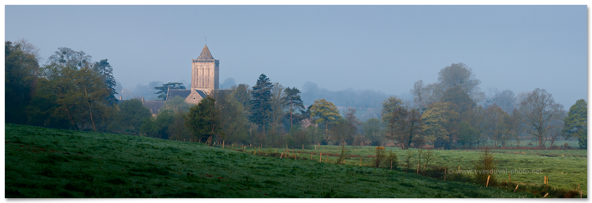 L'abbaye de la Lucerne d'Outremer au petit matin (Manche, Normandie, France) - Photo panoramique - Yves Duval