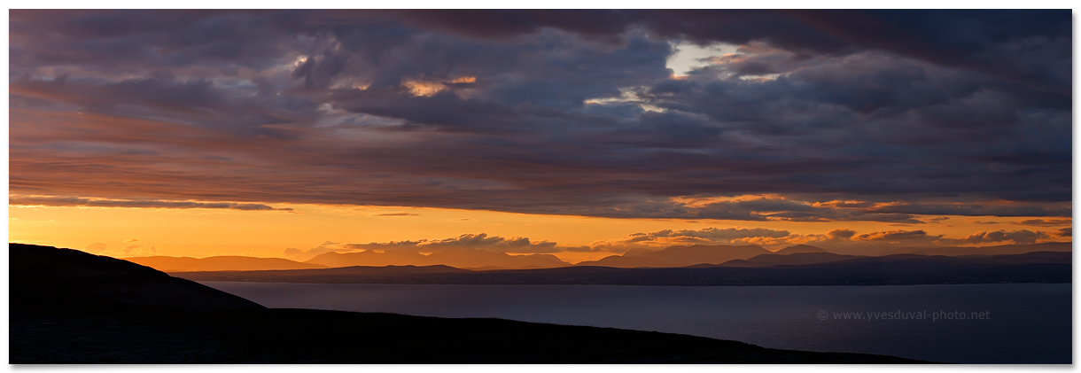 Les montagnes du Connemara depuis les côtes du Burren (Irlande)