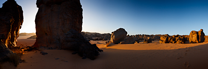 Les pitons rocheux de Tin Batoulet (Erg Tihodaine, Sahara algérien)