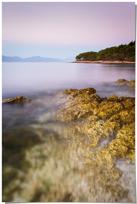 La côte dalmate aux environs de Supetar (Île de Brac, Croatie)
