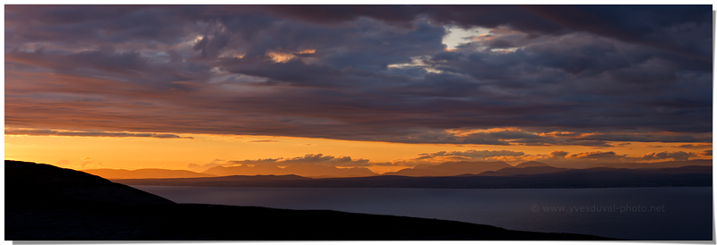 Les montagnes du Connemara vues depuis le Burren (County Clare, Irlande)