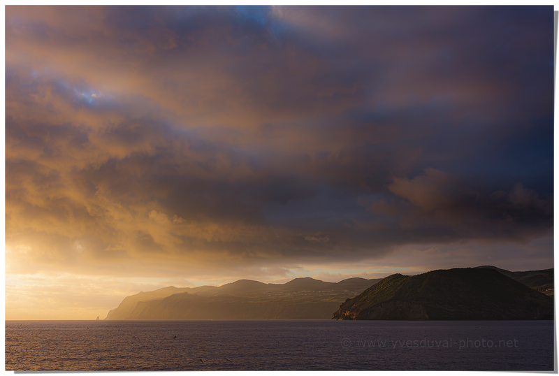 Coucher de soleil sur les falaises de Sao Jorge (Açores, Portugal)