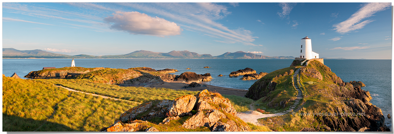 Le phare de la presqu'île de Ynys Llanddwyn (Pays de Galles, Royaume-Uni)