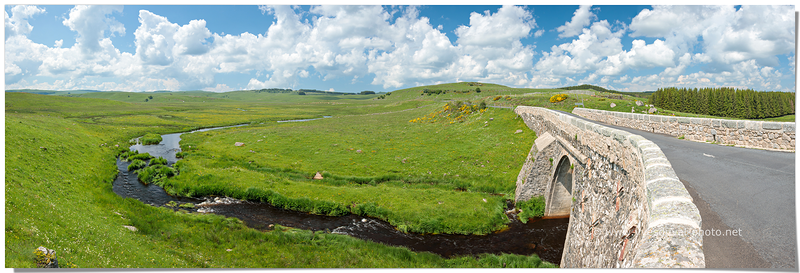 La rivière Le Bes sur le plateau de l'Aubrac (Aveyron, Occitanie)