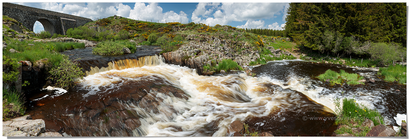 La rivière Le Bes sur le plateau de l'Aubrac (Aveyron, Occitanie)