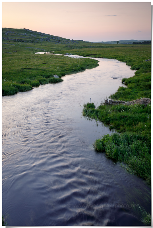 La rivière Le Bes sur le plateau de l'Aubrac (Aveyron, Occitanie)