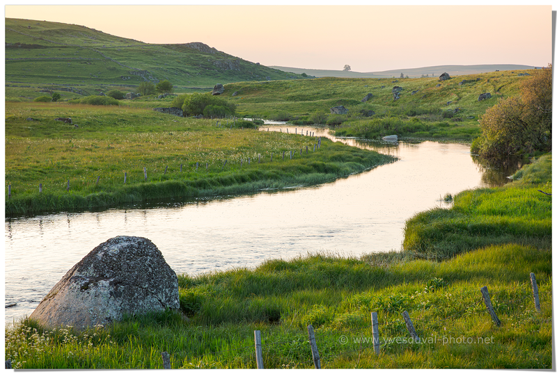 La rivière Le Bes sur le plateau de l'Aubrac (Aveyron, Occitanie)