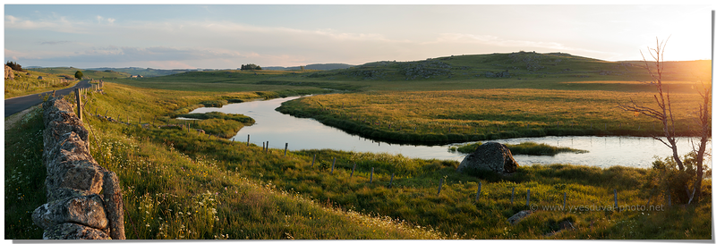 La rivière Le Bes sur le plateau de l'Aubrac (Aveyron, Occitanie)