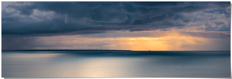 Un grain au-dessus de Cancale (Manche, Normandie